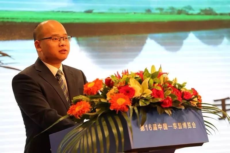 那坡县县长农斌↑↑隆林各族自治县县长杨科↑↑乐业县县长李荣能