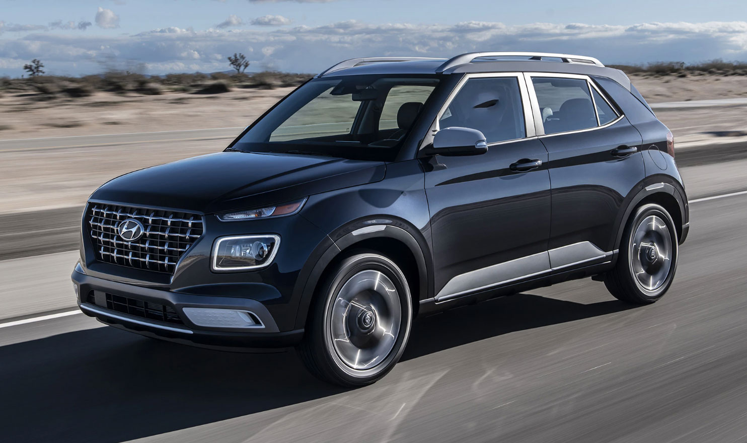 2020款现代venue小型suv,起价11.3万元,轴距才2520mm,后排真小