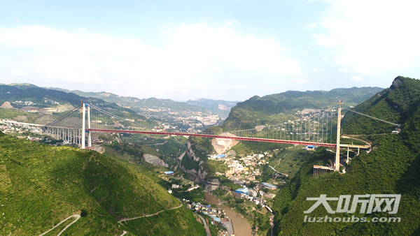 昨日,在古習高速赤水河大橋貴州岸塔柱頂端橫樑上,