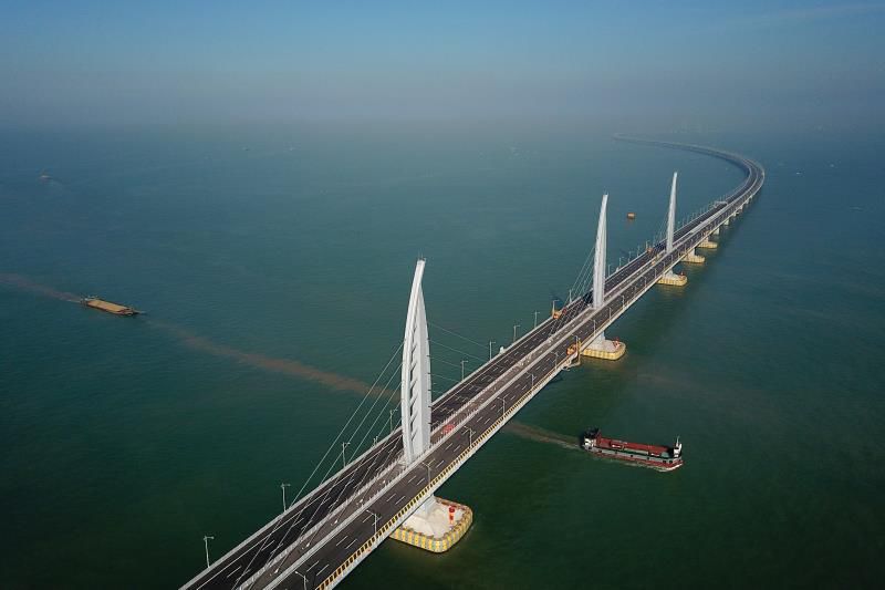 港珠澳大桥创下了多项世界之最,被赞为"圆梦桥,同心桥,自信桥,复兴桥"