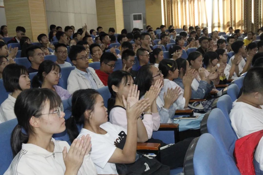 今年,我们请了人民警察,去江安中学与学生们谈谈