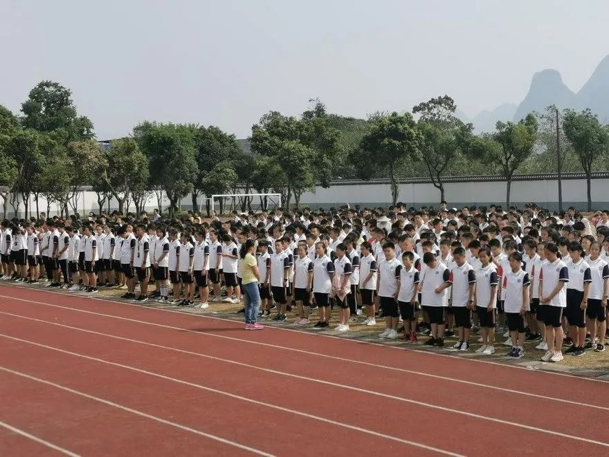 桂林十八中的校服图片