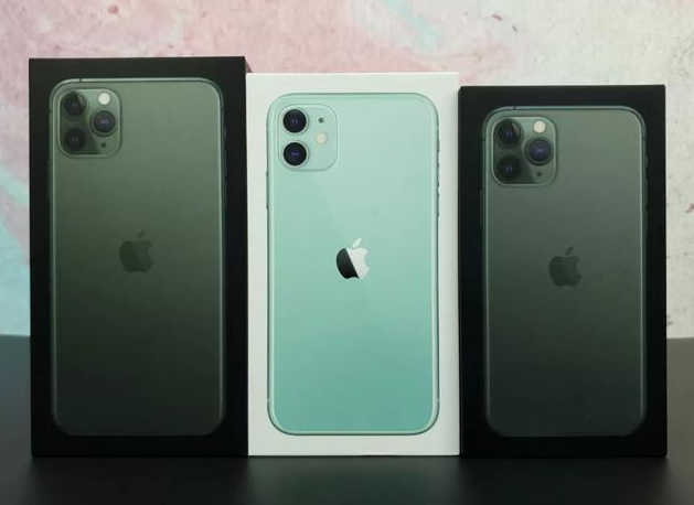 在外观方面,不得不说,苹果iphone十一手机是真的丑,比如说正面最近