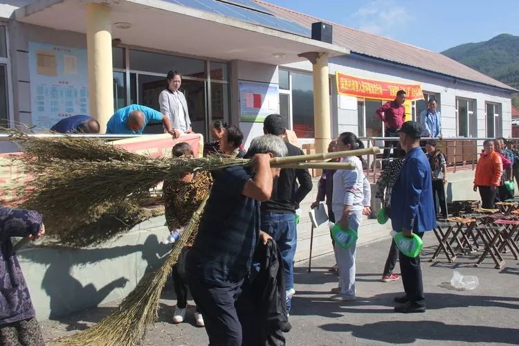 67大泉源乡荣胜村召开美丽庭院干净人家评比会议