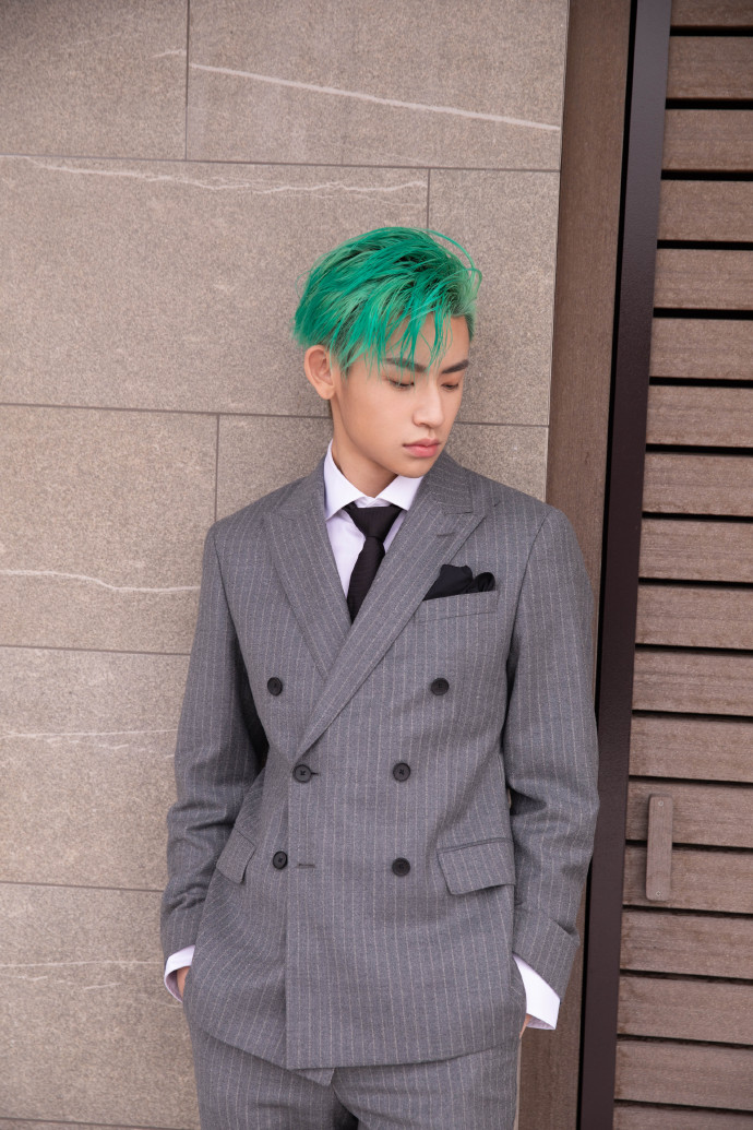 绿发小鬼亮相米兰时装周boss秀场 灰色西装look释放优雅气场