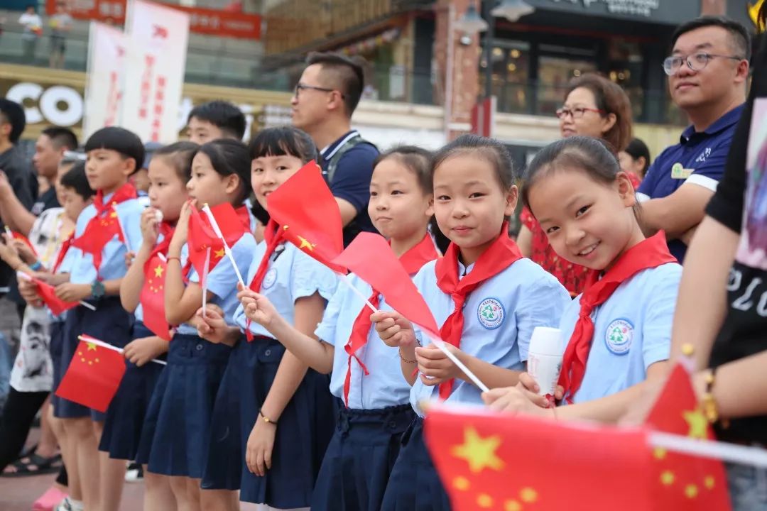 这面五星红旗你要保管好哦↑国旗下弹唱《我和我的祖国》川剧表演与