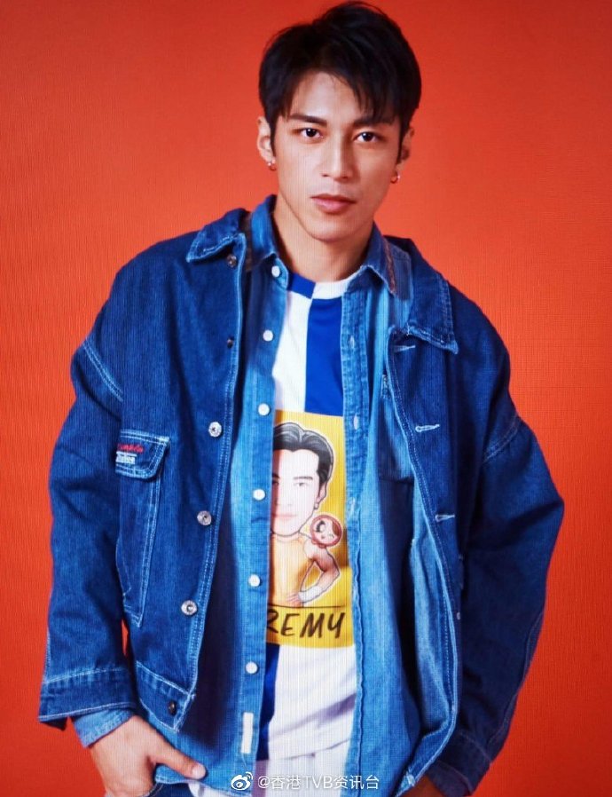 黄俊豪学抢镜技巧同多国代表争做男神