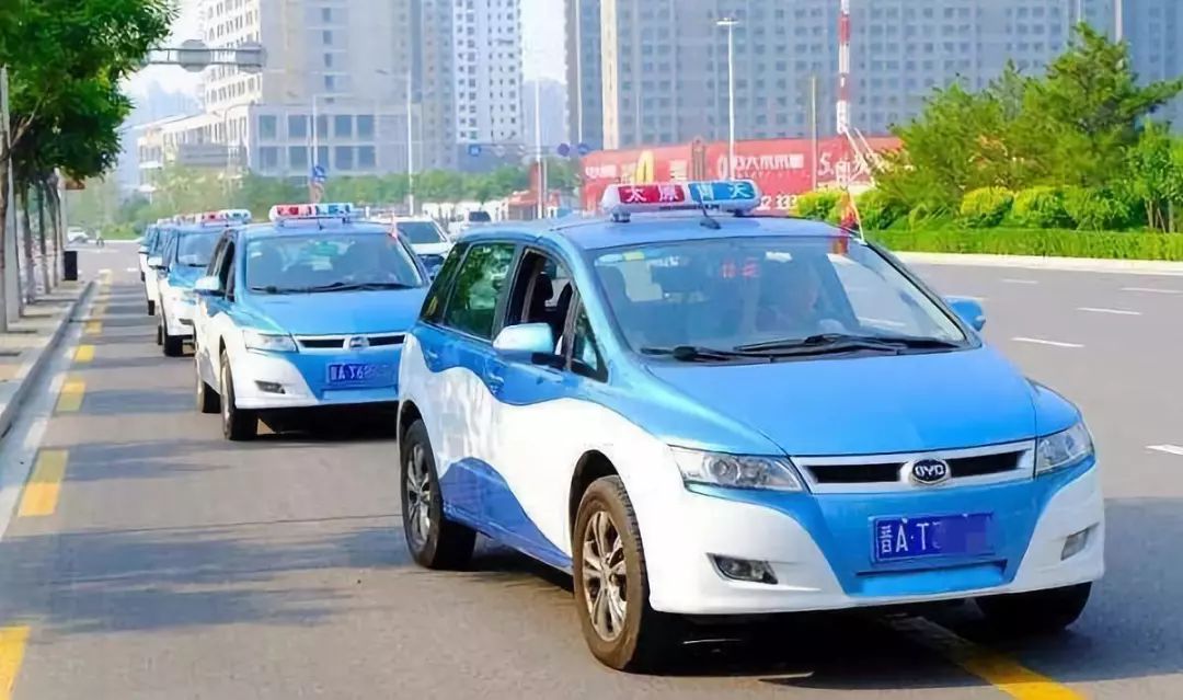 公交车也陆续都换成了纯电动的不仅电动出租车遍地跑离不开山西人坚持