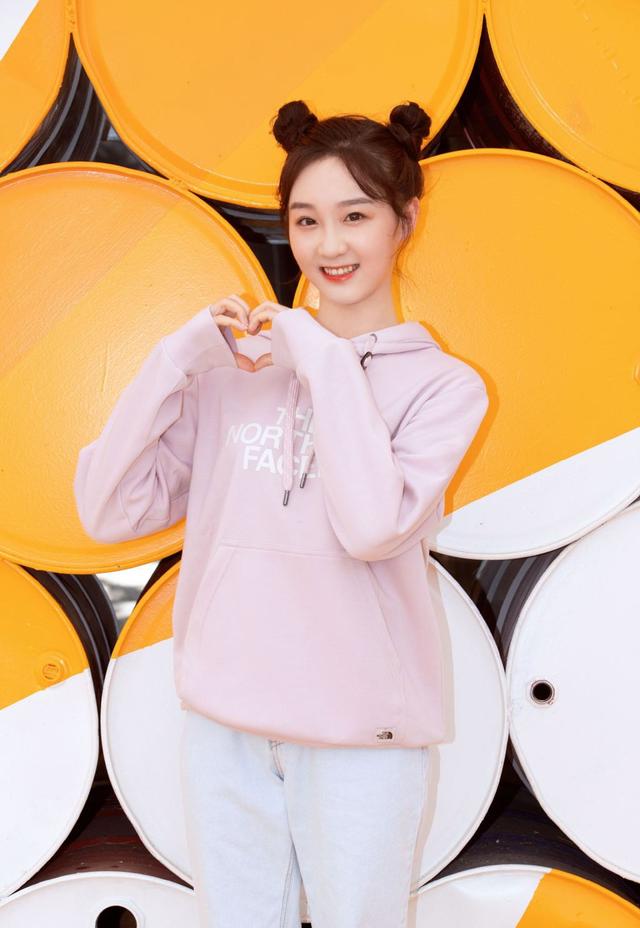 获12名被《创造101》淘汰,穿卫衣牛仔裤扎丸子头,俏皮甜美_李子璇