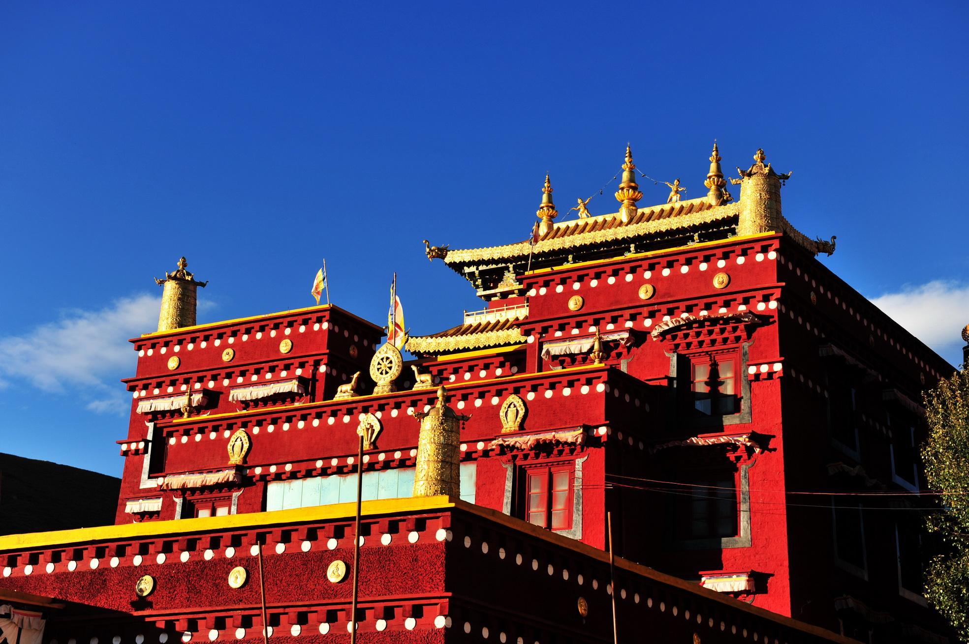 海拔最高的城市理塘,原来藏着这么多美景_古寺