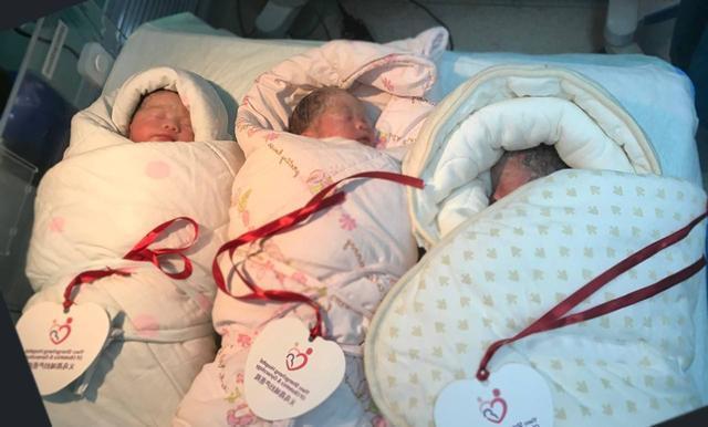 紧张而又期待着新生命的到来,成果闺蜜不只生了男孩,而且还是三胞胎