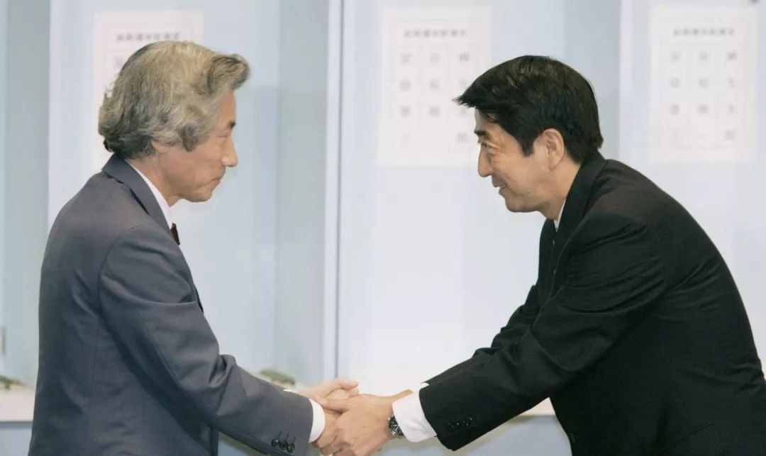 2006年9月,安倍晋三在当选自民党总裁后与小泉纯一郎握手 / 视觉