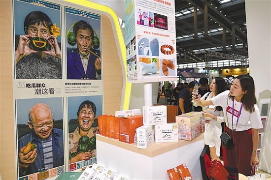 第七届中国慈展会深圳举行 探索慈善助力脱贫攻坚的"中国方案"