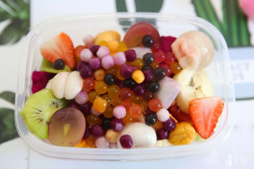 他家标准版的水果捞都有10 种水果,猕猴桃,火龙果,草莓