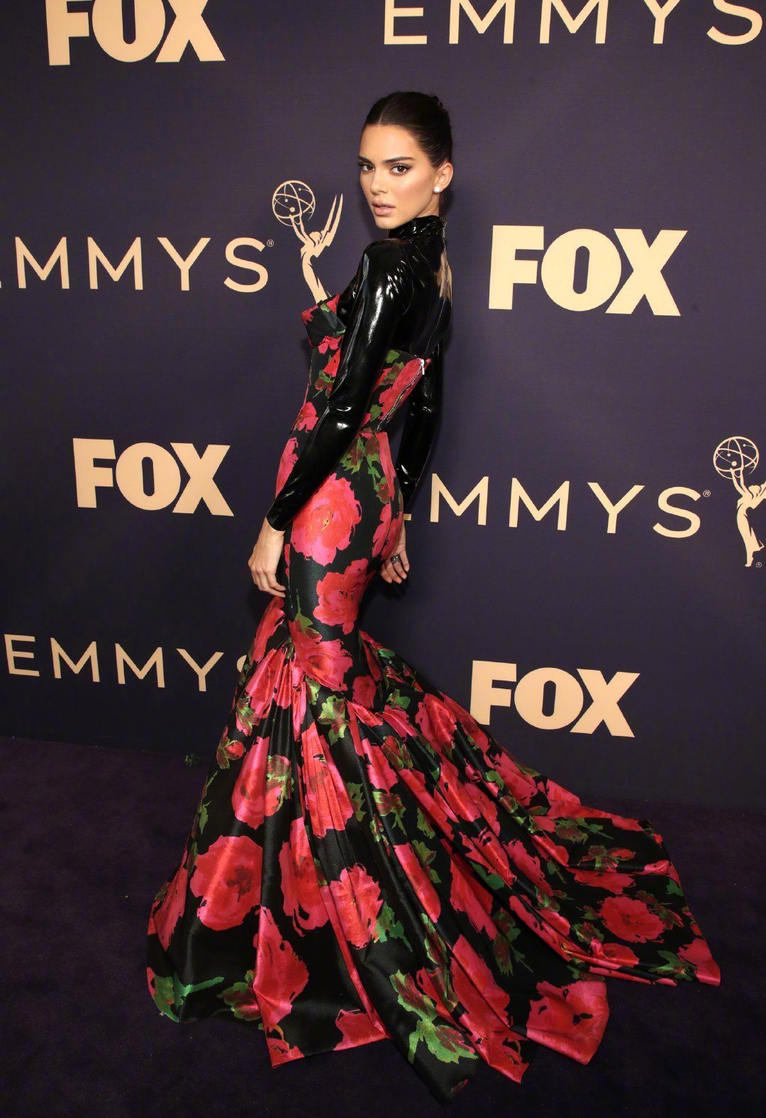 肯豆肤色黄黑,非常有超模感的肤色,前几天时装周上的一头浅金色头发远