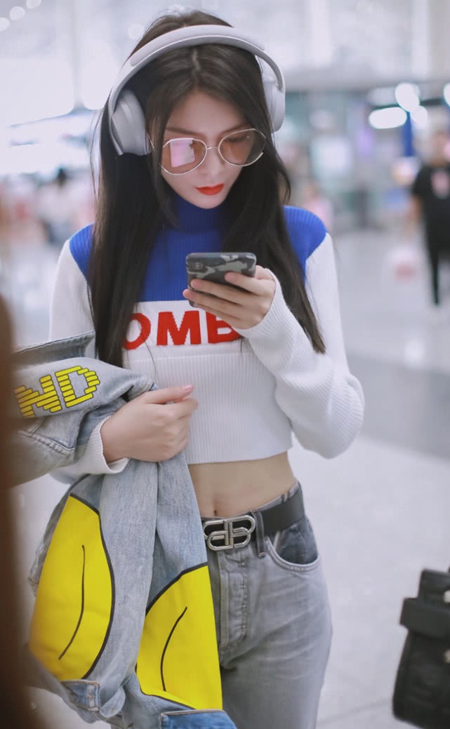 有种拉仇恨叫傅菁穿炫腹装看到这无赘肉腰我感觉我不配吃东西