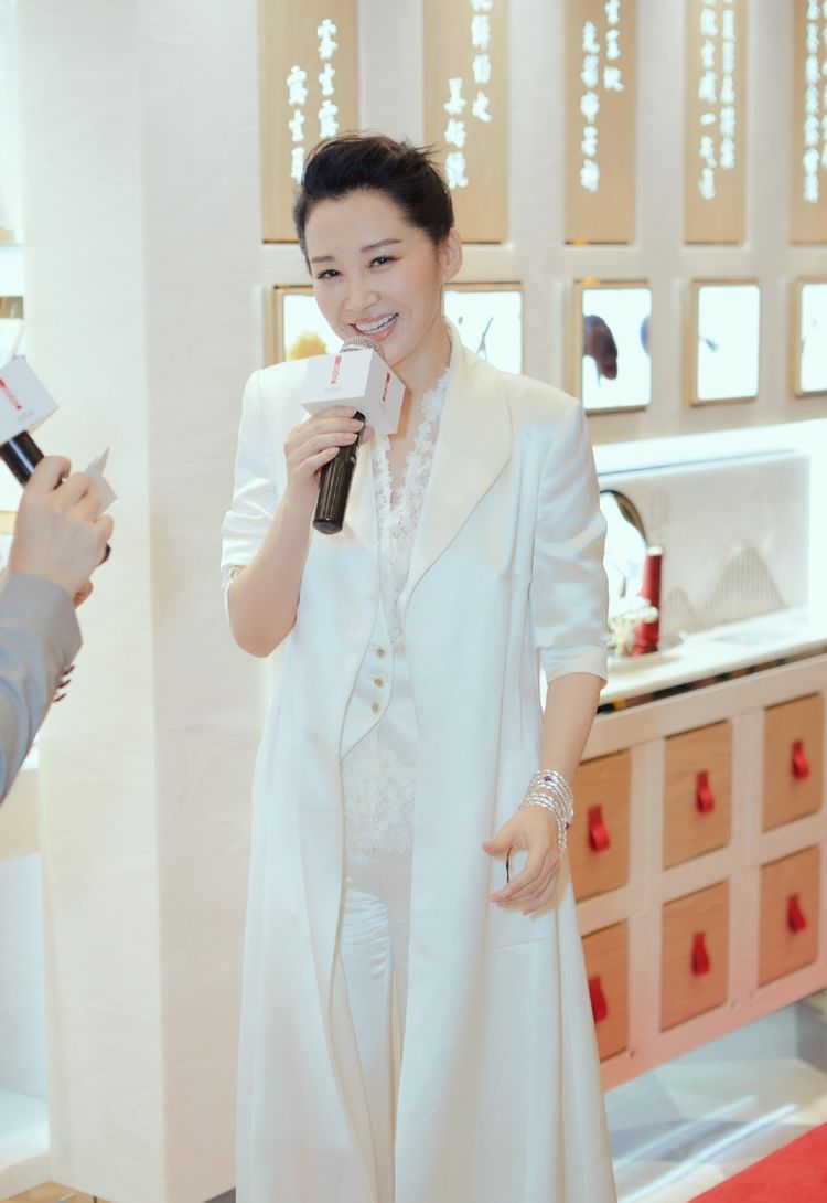 原创许晴当真有50岁了穿蕾丝上衣配真丝套装性感又优雅气质太迷人