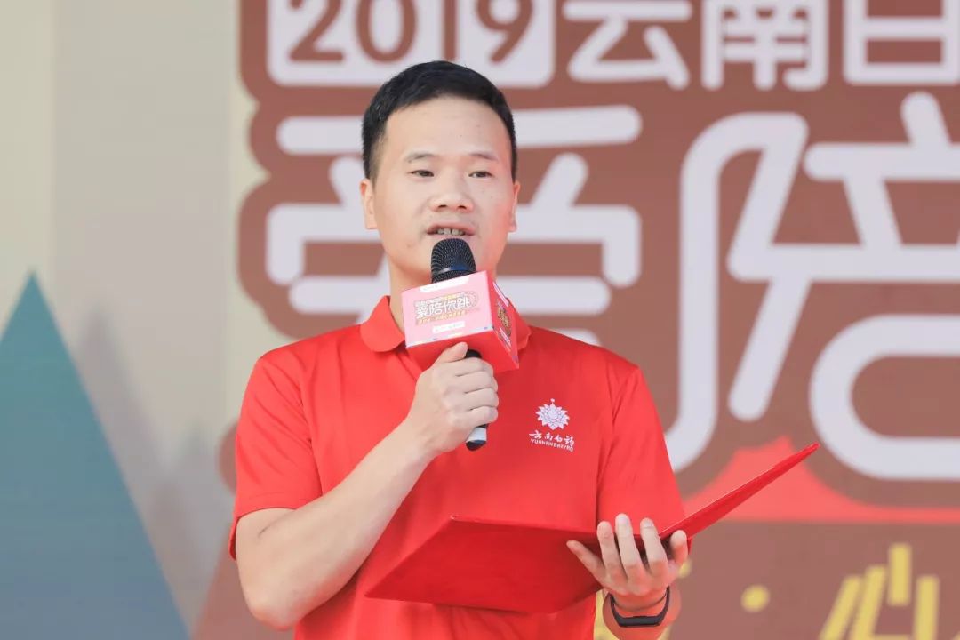 经理江林 先生致辞高济湖北心连心药房连锁有限责任公司总经理尹忠华