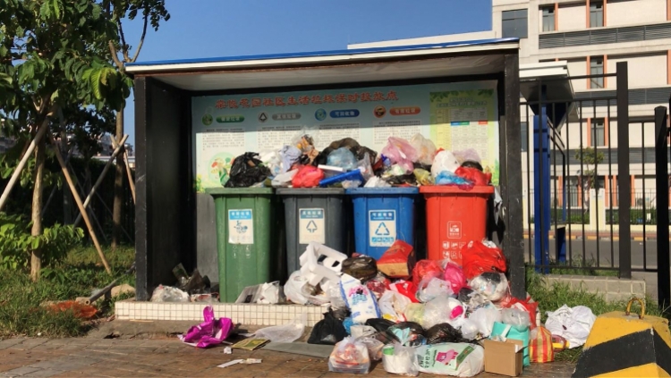 广州天河棠悦花园生活垃圾投放点不堪负重运输车忙不过来