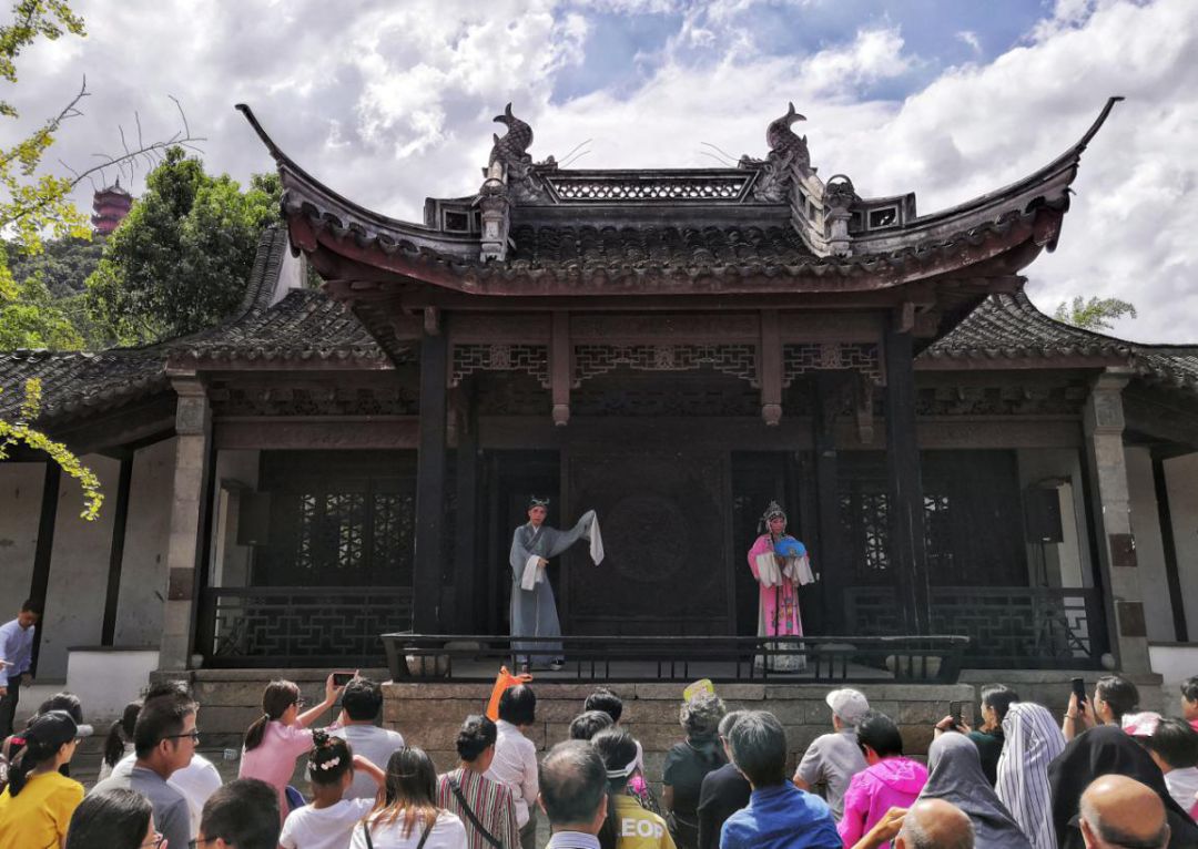 龙光塔下古戏台上演经典锡剧折子戏《珍珠塔·赠塔》沉浸体验 文旅