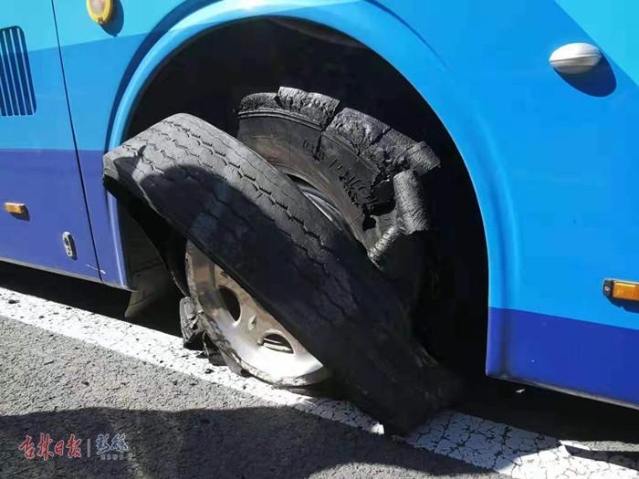 赞!大巴车爆胎乘客滞留,高速交警监控发现后快速救援