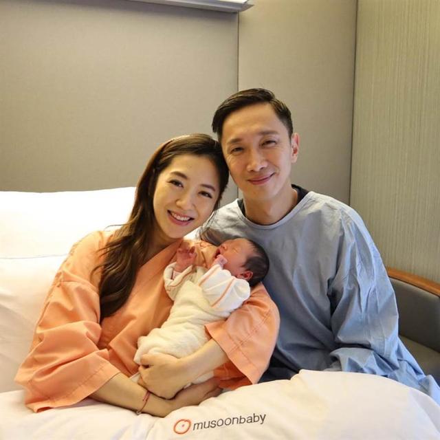 杨千霈产后"颈部年轮"像米其林!低头抱女这样自嘲了