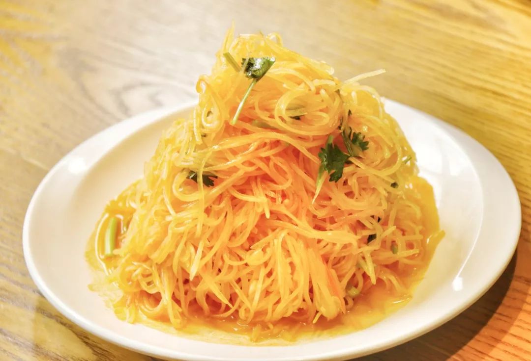 他家土豆丝真心便宜,才10元一份,酸甜滋味,开胃爽口,是吃烧烤少不了的