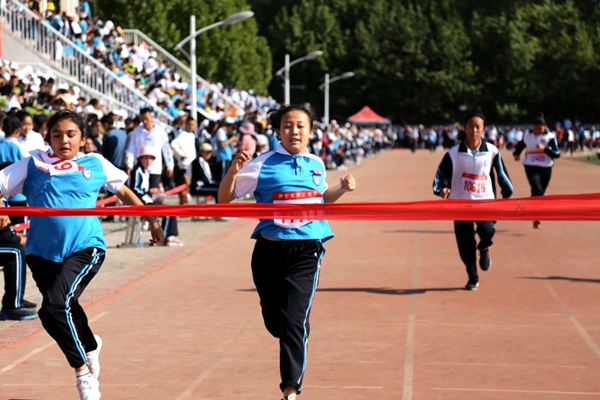 新疆伊宁市三中五千师生亮剑竞技场献礼新中国70华诞