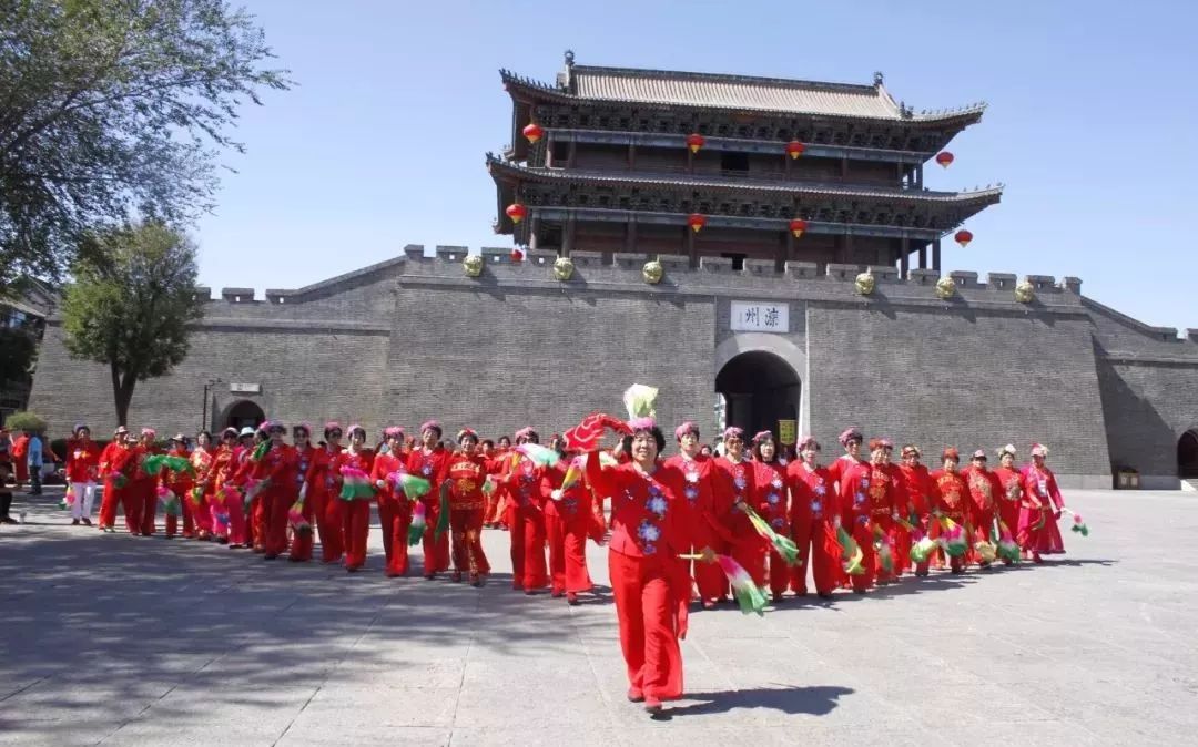 金秋送爽秦皇岛老年大学秧歌队走进滦州古城展示地方特色文化