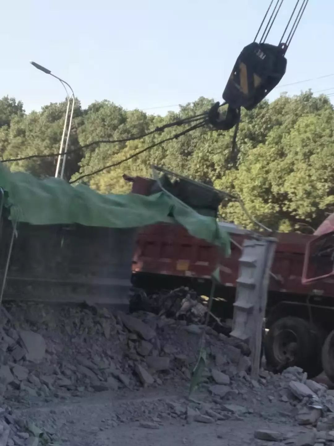 早上6点多突发张渚往宜兴方向两辆大货车相撞车头直接撞没了