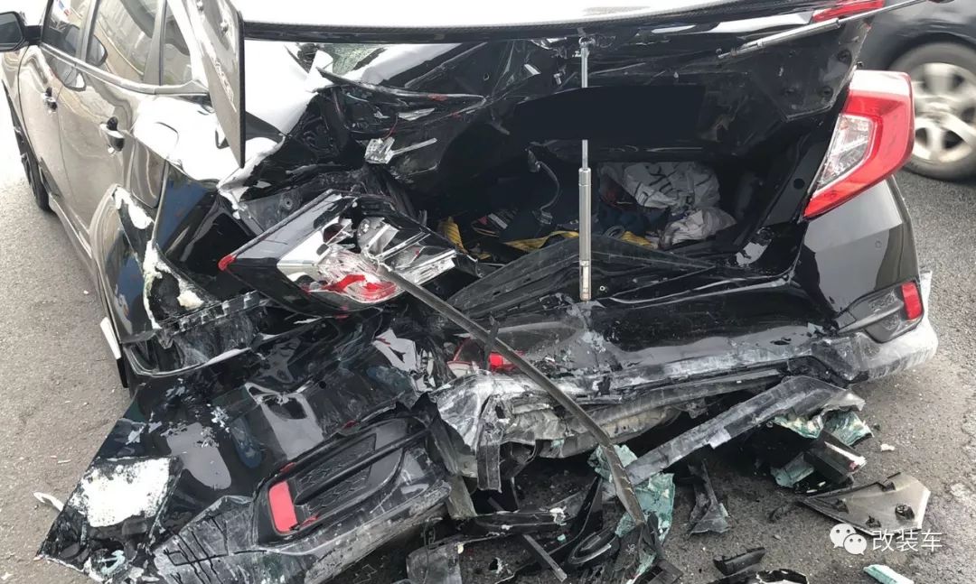 被撞毁的宽体思域复活再现霸气黑武士风范