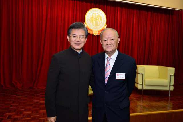 不过罗鹰石从小就不让罗康瑞过着豪门子弟的生活.