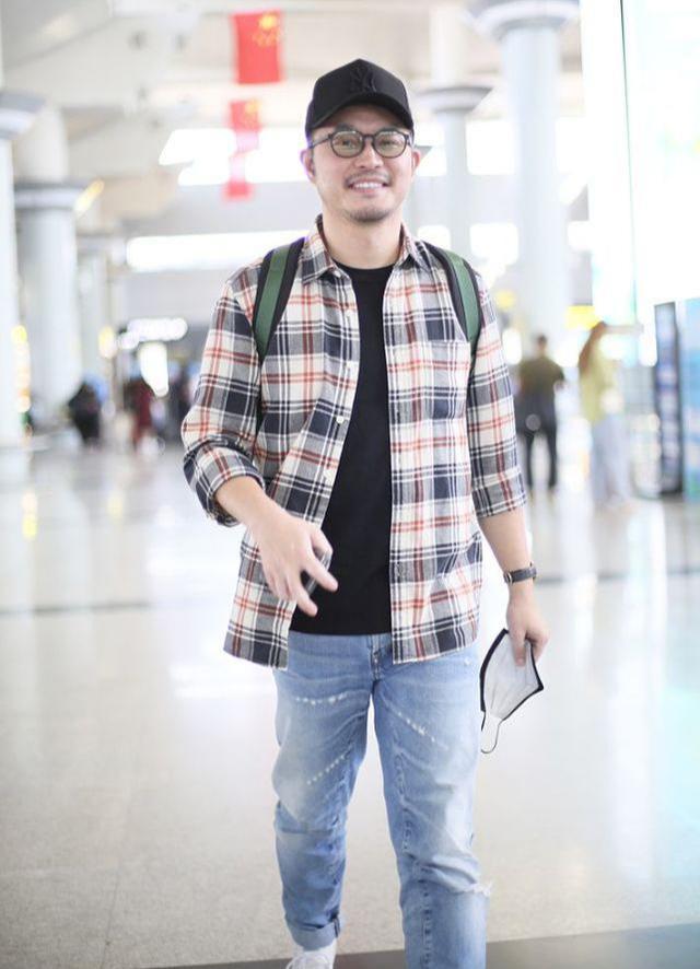 沙溢现身机场格纹衬衫加双肩包穿成理工男脸胖的差点没认出来