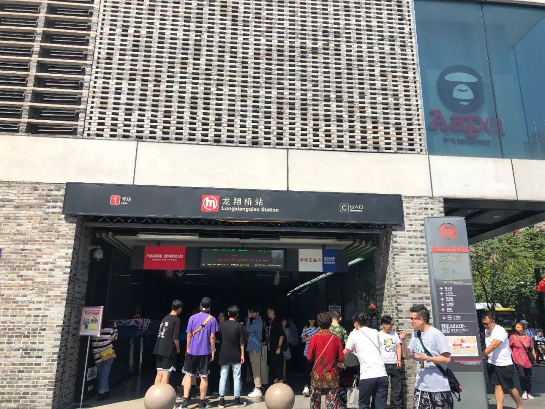 经过今天的实地体验,志玲发现,从龙翔桥站b口和c口这两个口出站可最快