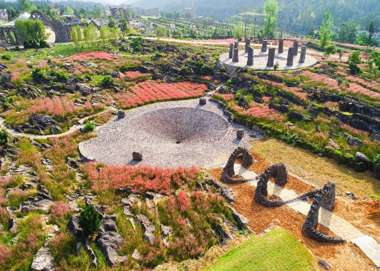 新生代最牛行为艺术家幸鑫把火车开进酉阳叠石花谷