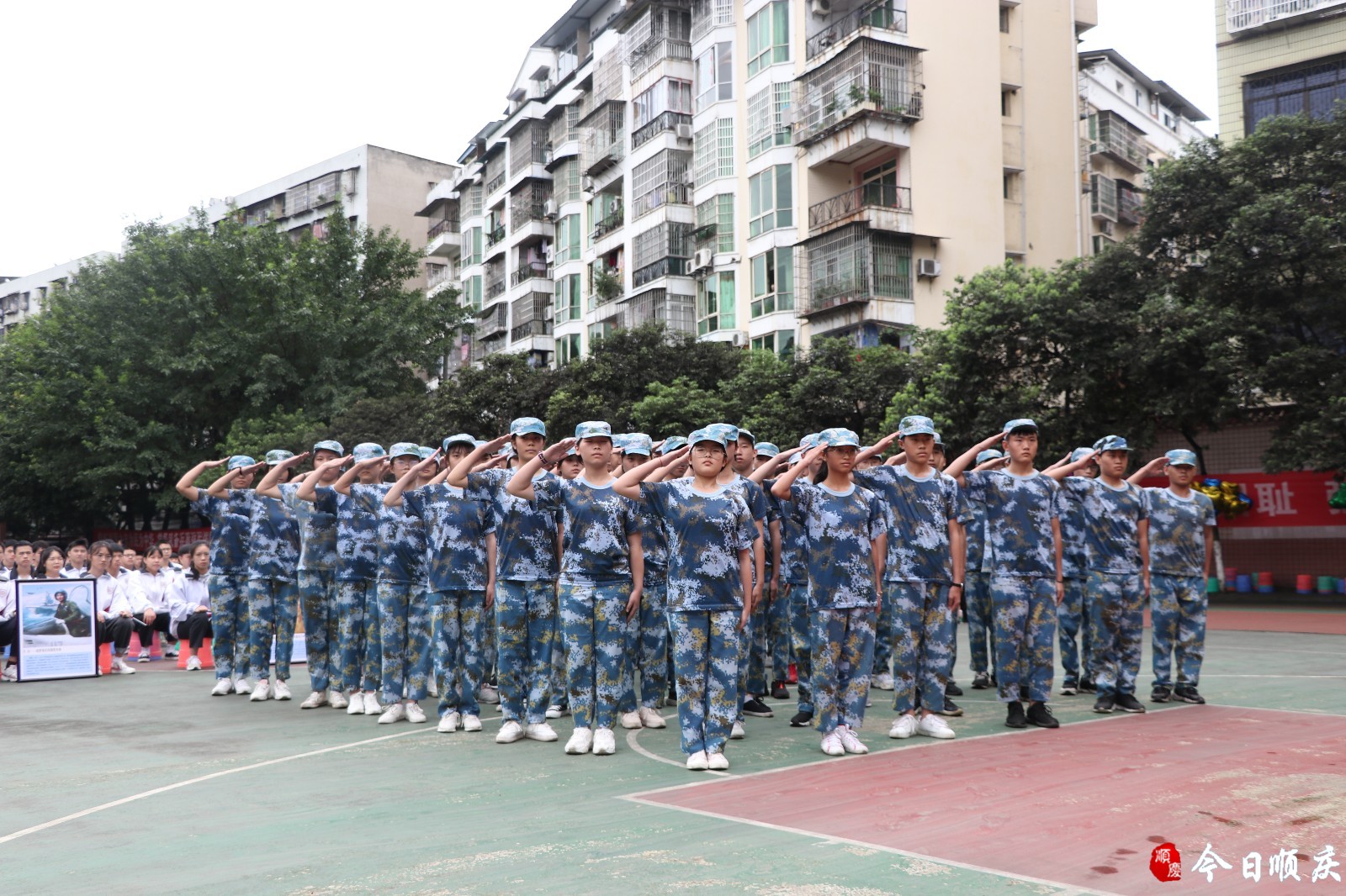 該校學生還參觀了迫擊炮彈,碎片手雷,漢陽造步槍,大刀等軍事裝備,觀看