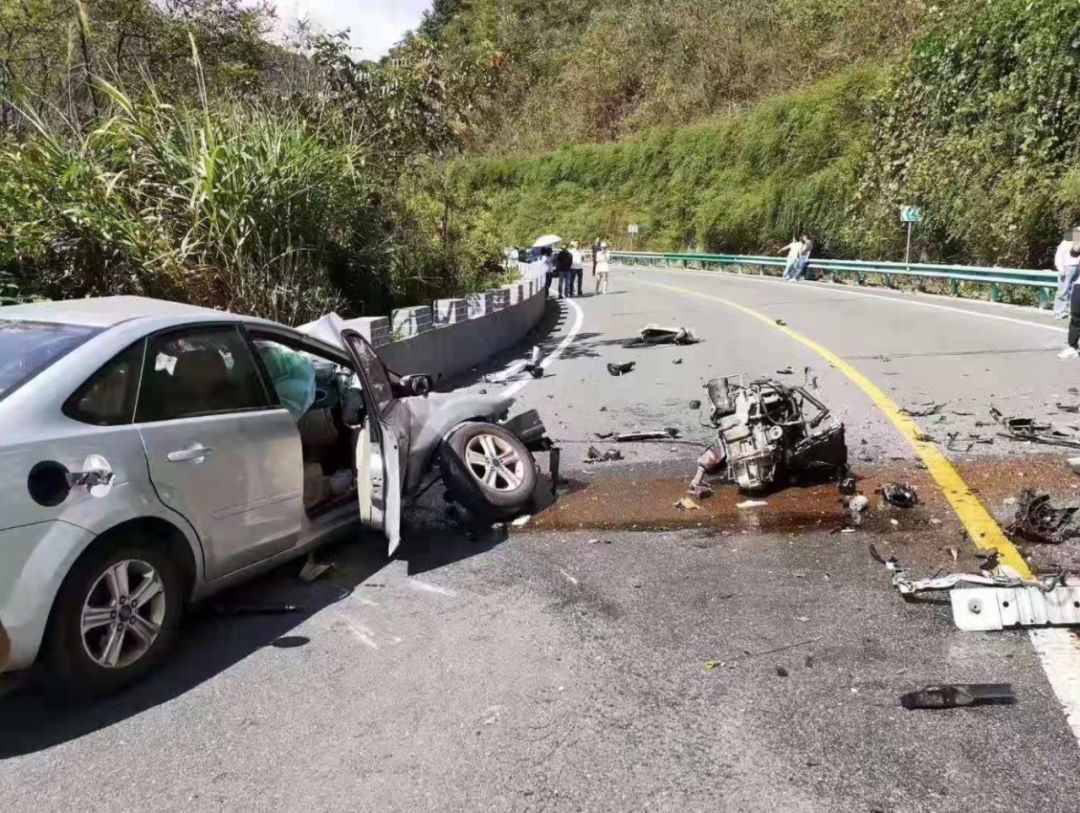 黄山汤口高速匝道:轿车与大巴相撞,一地碎片