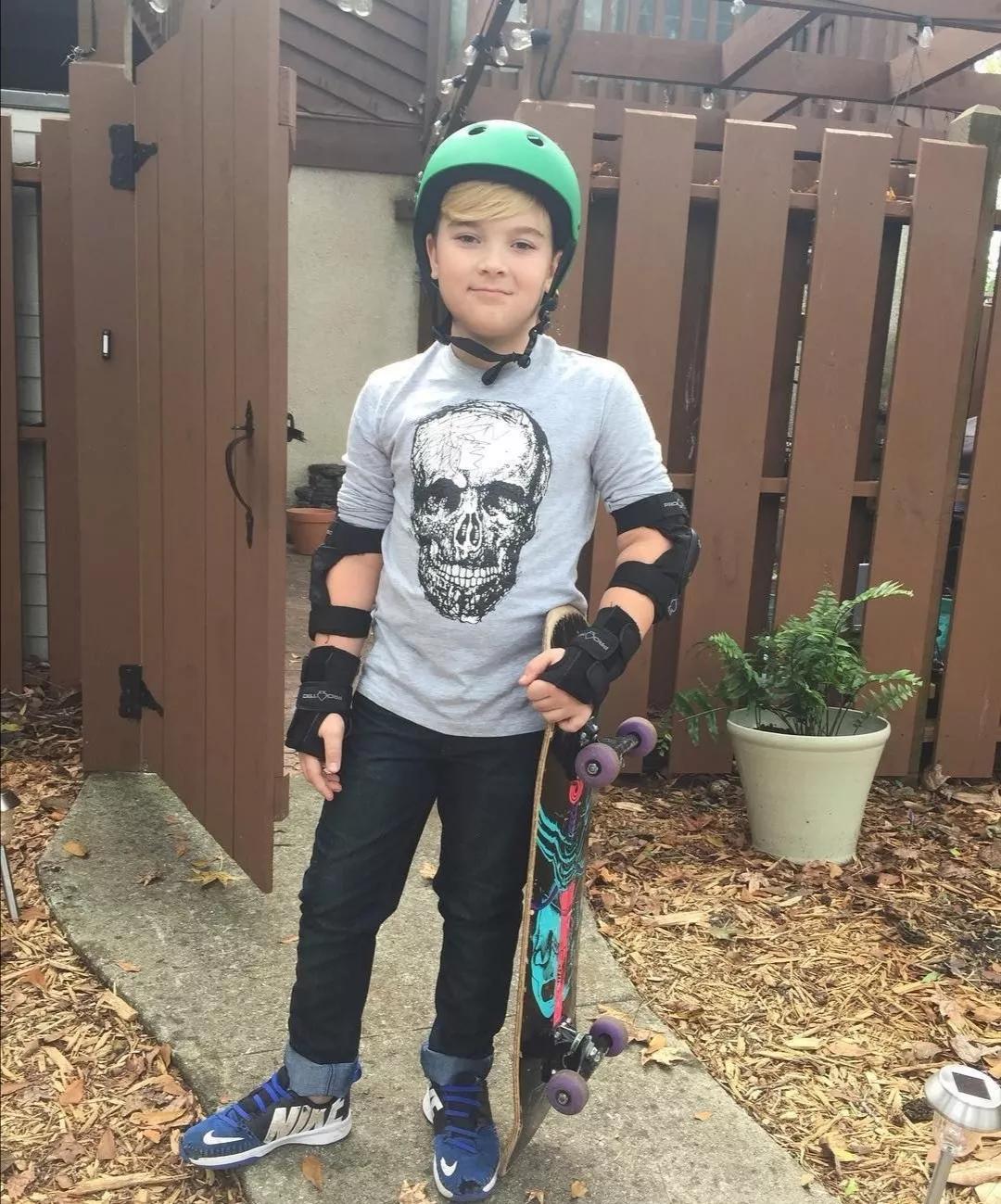 "握拳宝宝"近况,撞脸尤浩然成美少年,曾靠照片筹七十万救命钱