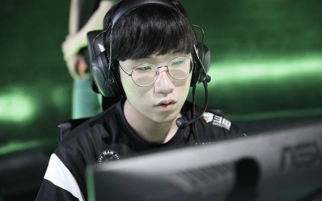 gen和ruler签署三年长约期待尺帝再次踏足顶峰