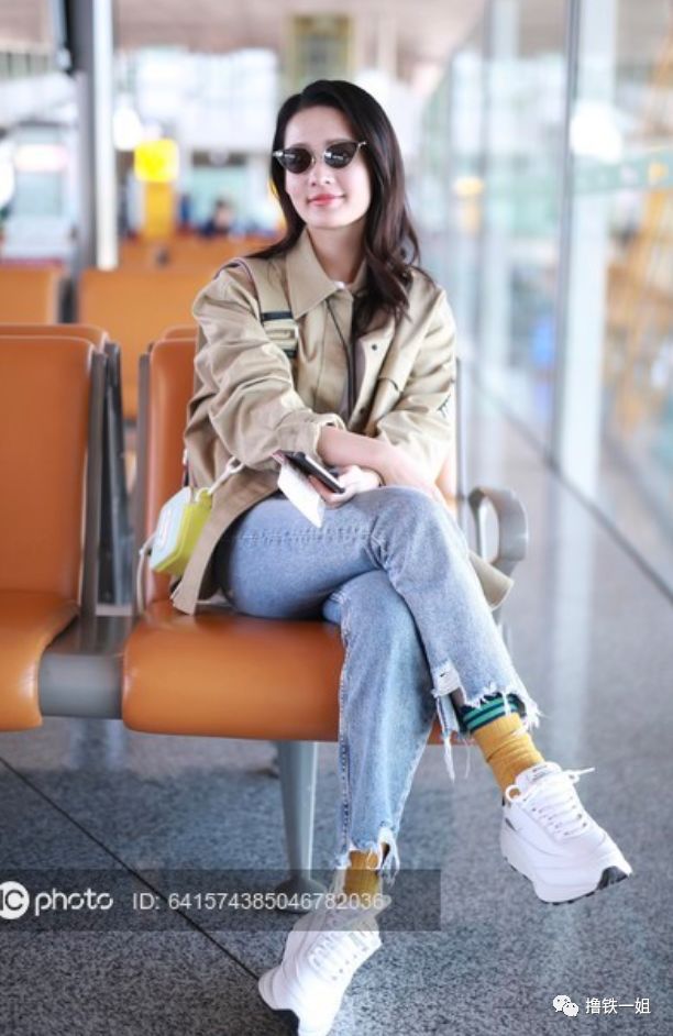 李沁圆规腿被夸没几天,就被拍到乌龟脖,绝美的脸毁在体态上!_二郎腿