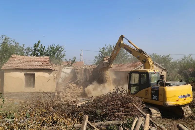 小营街道扎实推进农村危旧房屋闲置院落拆除工作