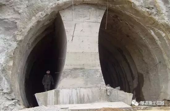连拱隧道中隔墙顶部回填方法及控制案例