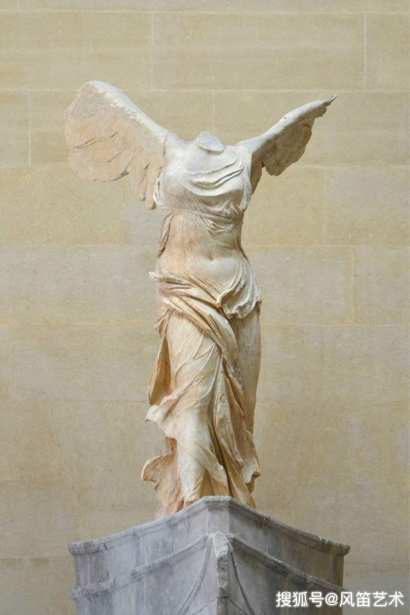 我们看到胜利女神张开翅膀,站在一艘希腊战舰前端的模样,皮肤与衣褶的