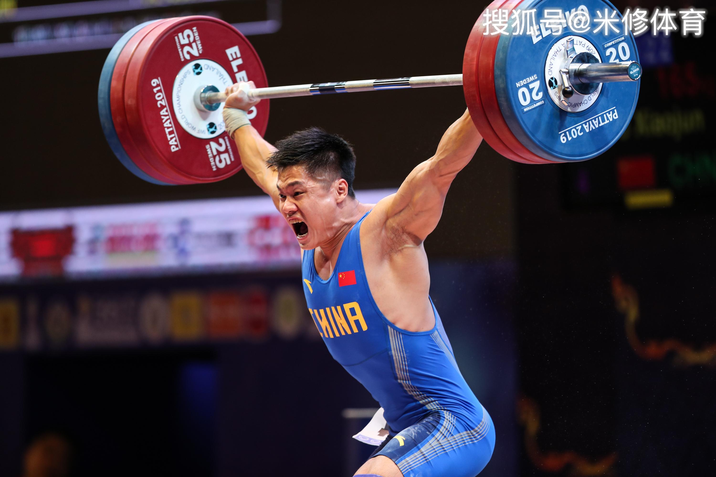 举重世锦赛35岁吕小军夺三金破两项世界纪录一家四口领奖台合影