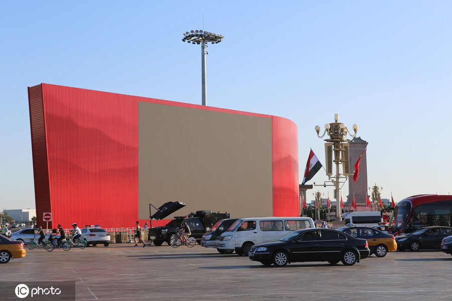 原创天安门装饰一新,街头立巨无霸显示屏,十一假期将超高清直播