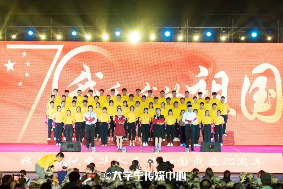 节目十五:歌伴舞《 我爱你,中国 》节目十六:合唱《 今天是你的生日