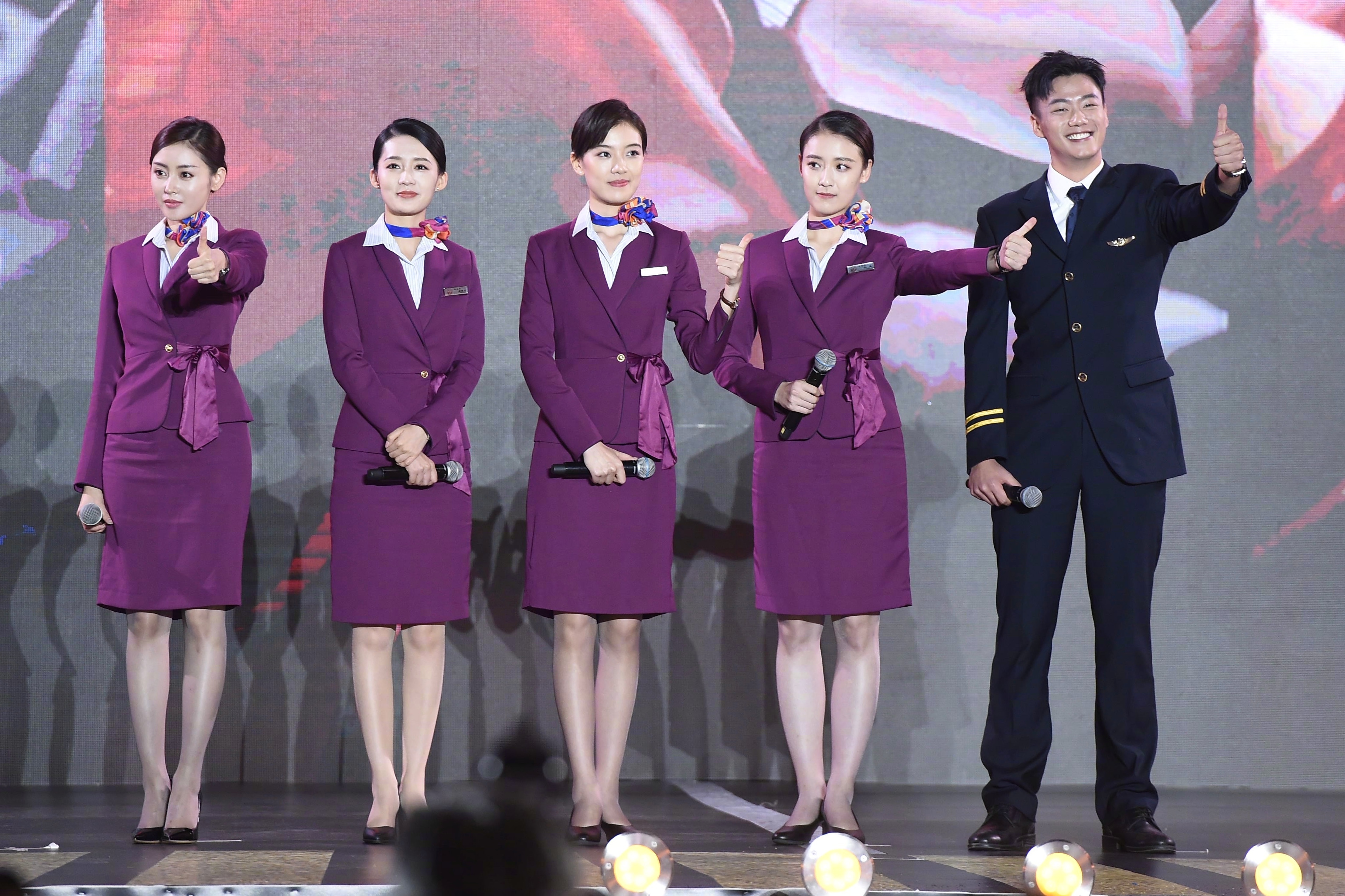 《中国机长》在重庆举办首映礼,张天爱,李沁亮相