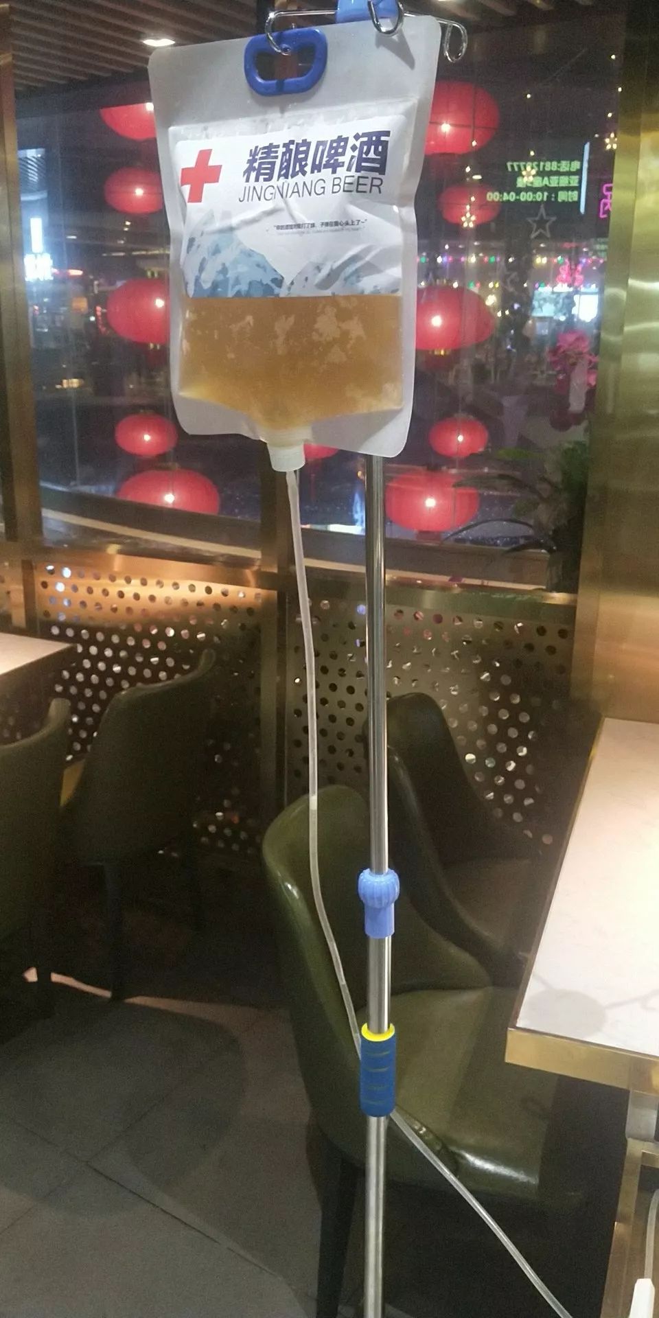 "打着吊瓶"吃火锅,瘆不瘆人?