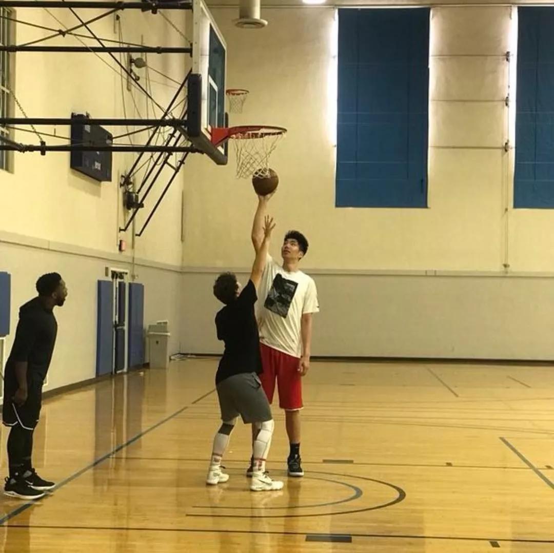 余嘉豪2003年出生于篮球世家,父母是浙江男女篮前主力中锋余乐平和