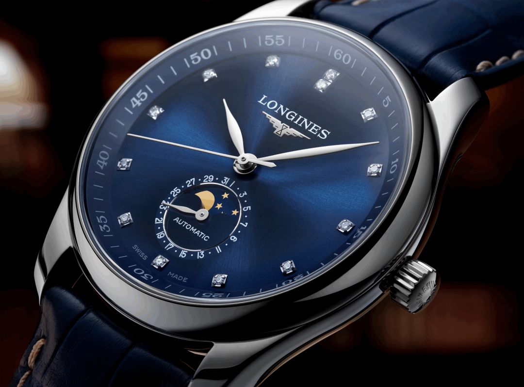 呈现全新表盘布局,提供黑色,银色麦粒纹饰及蓝色太阳纹表盘